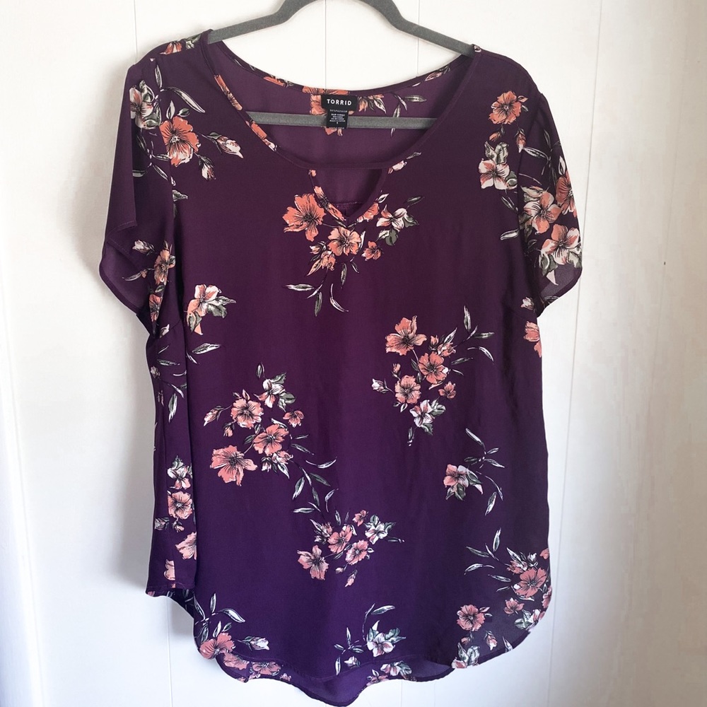 Torrid front key hole floral blouse